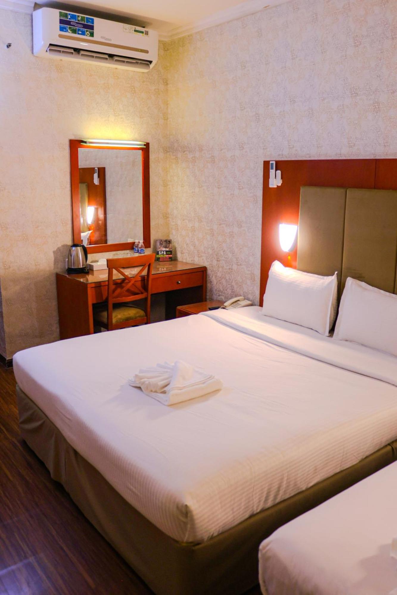 Boonmax Hotel Dubai Esterno foto