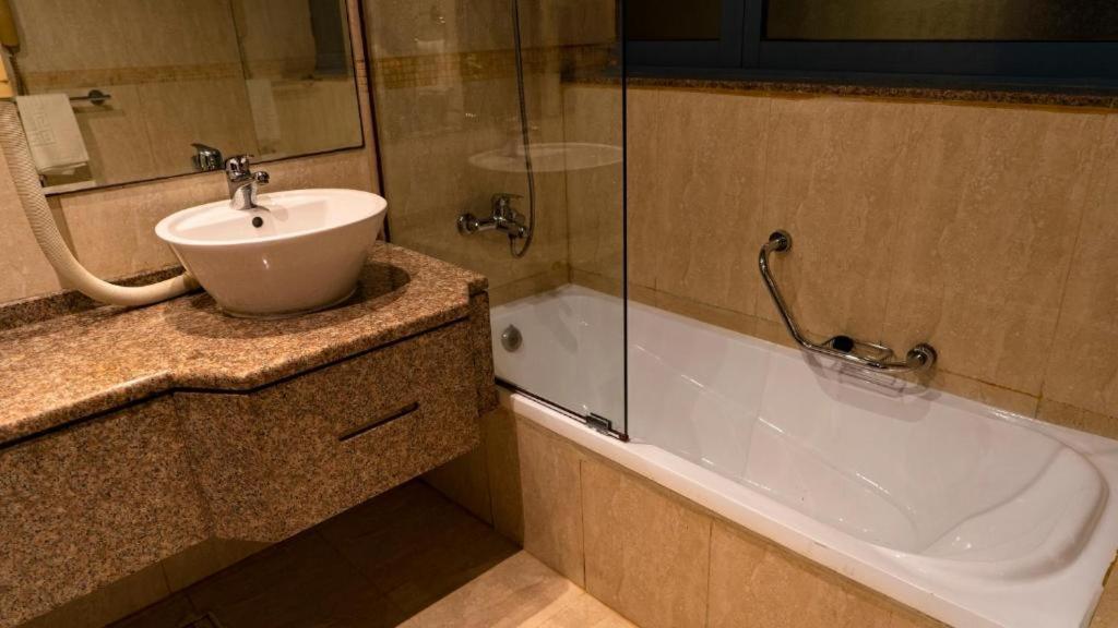 Boonmax Hotel Dubai Esterno foto